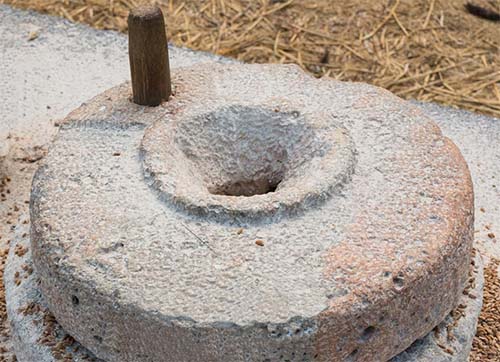 meule � bras rotative pour moudre le bl� invent�e par les  grecs